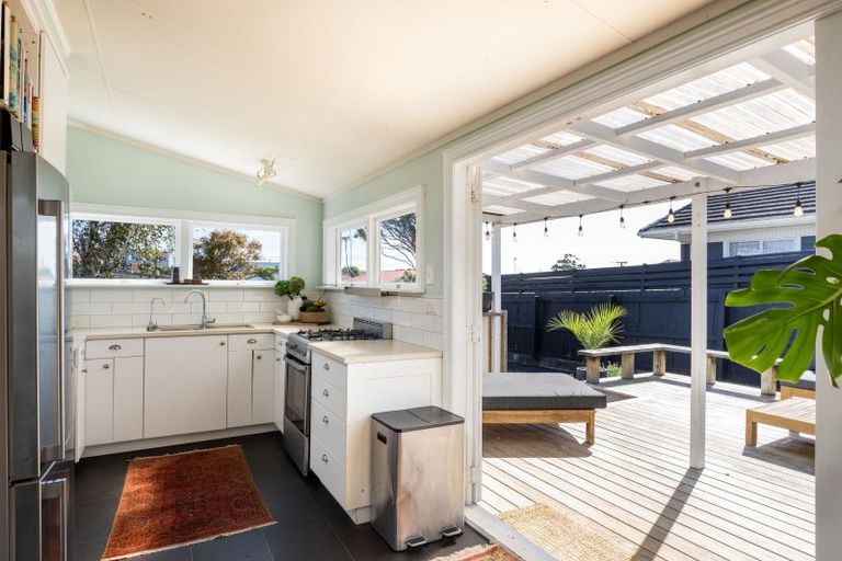 Photo of property in 17 Kowhai Street, Strandon, New Plymouth, 4312