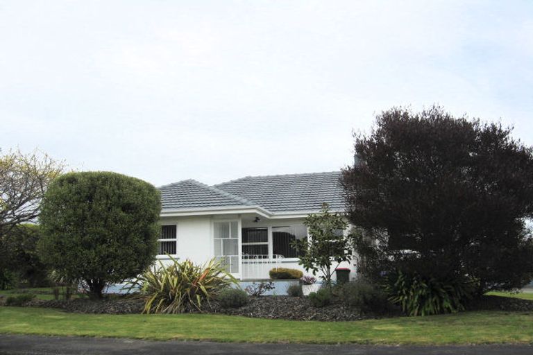 Photo of property in 1 Tennyson Crescent, Stoke, Nelson, 7011