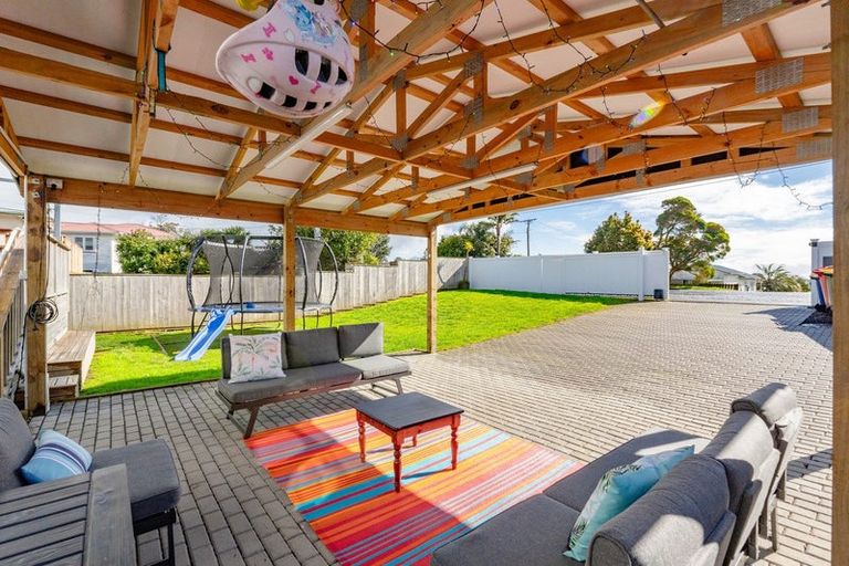 Photo of property in 184 Waimumu Road, Massey, Auckland, 0614