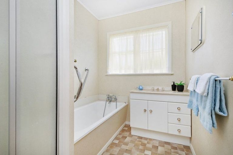 Photo of property in 17 Lane Crescent, Tawa, Wellington, 5028