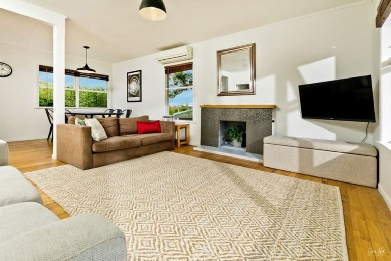 Photo of property in 10 Thomas Rea Place, Te Atatu South, Auckland, 0610