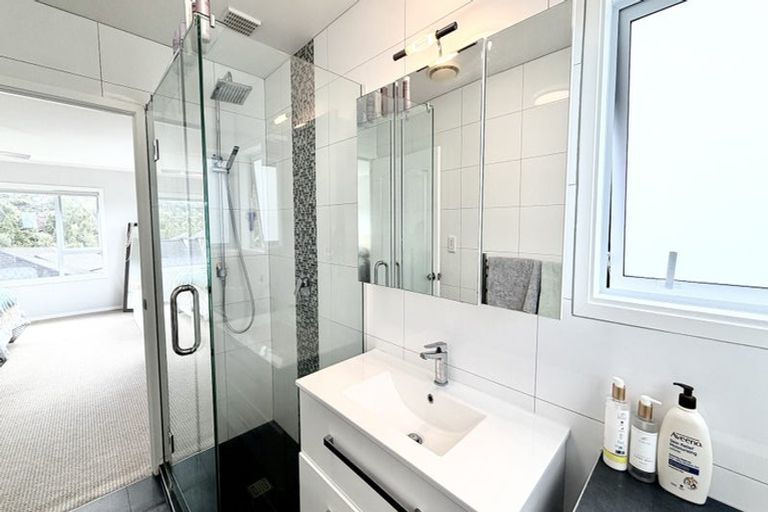 Photo of property in 42 Ravenstone Place, Chatswood, Auckland, 0626