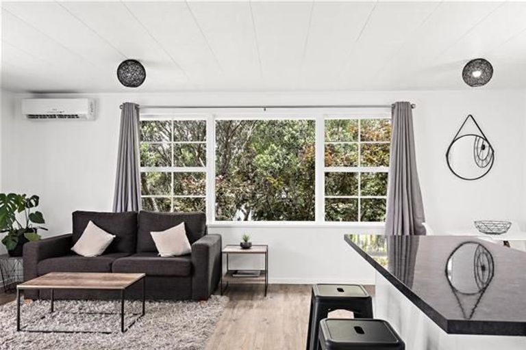 Photo of property in 3 Sumich Place, West Harbour, Auckland, 0618