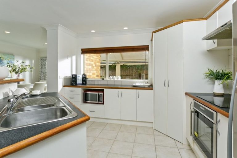 Photo of property in 4 Bundoran Way, Pinehill, Auckland, 0632