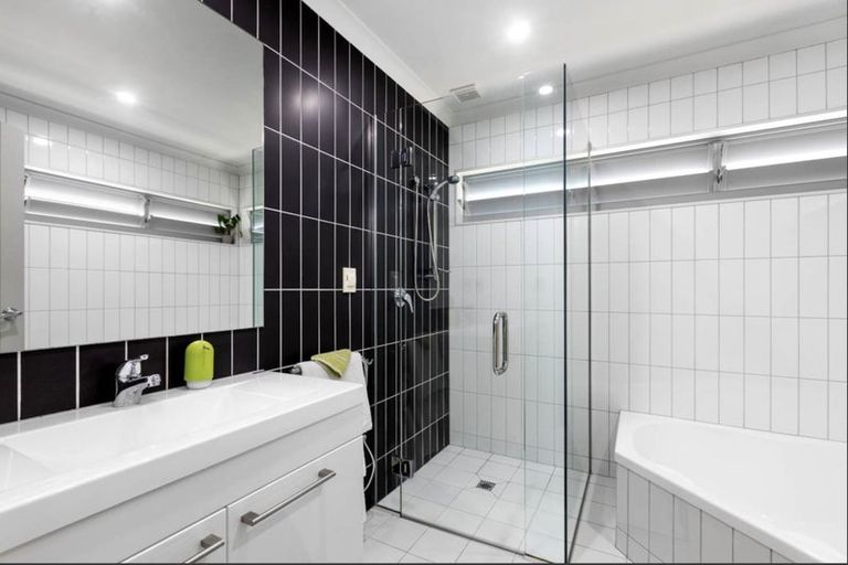 Photo of property in 70 Rising Parade, Fairview Heights, Auckland, 0632