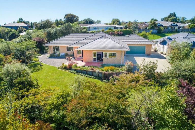 Photo of property in 24 La Lena Grove, Fitzherbert, Palmerston North, 4410
