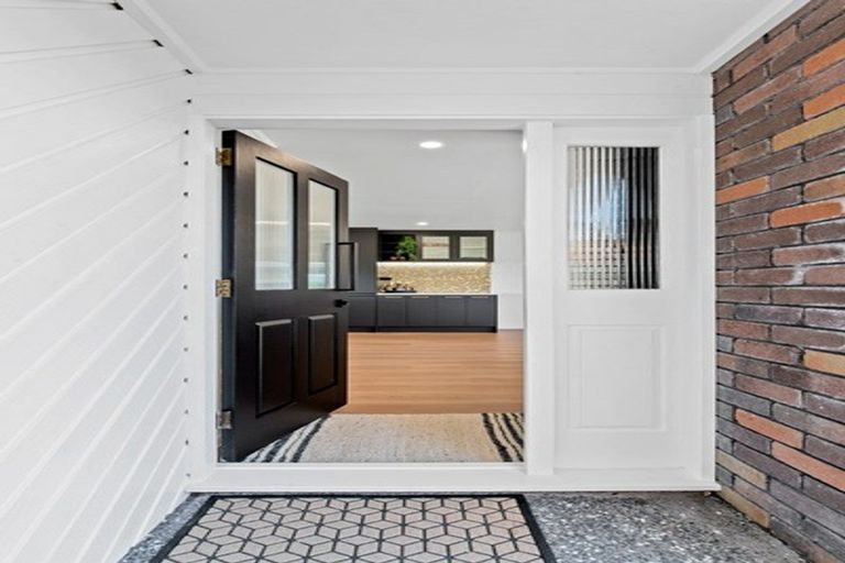 Photo of property in 1/149 West Harbour Drive, West Harbour, Auckland, 0618