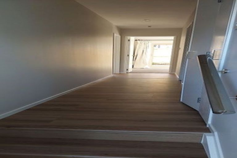 Photo of property in 1b Taupiko Place, Green Bay, Auckland, 0604