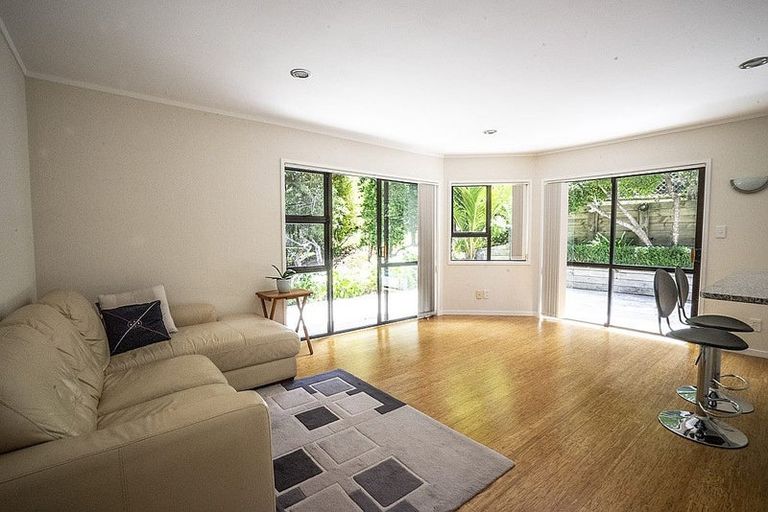 Photo of property in 17 Homewood Place, Chatswood, Auckland, 0626