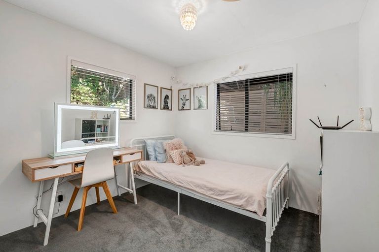 Photo of property in 2/8 Heatherleigh Rise, Northcross, Auckland, 0632