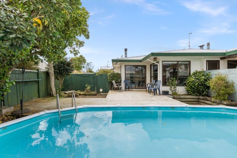 Photo of property in 11 Deakin Place, Clive, 4102