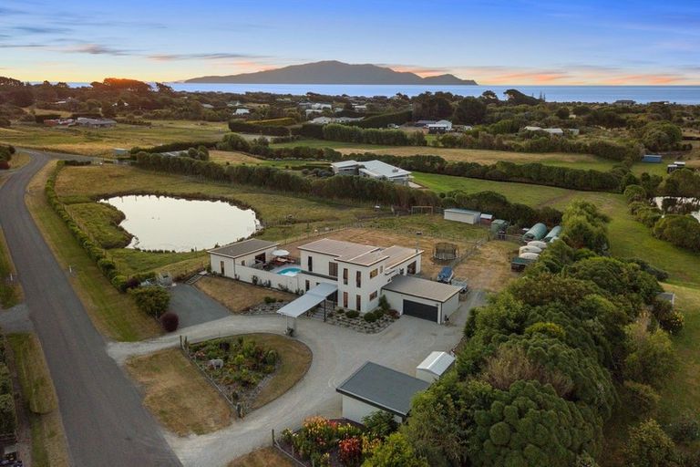 Photo of property in 27 Raukawa Road, Peka Peka, Waikanae, 5391