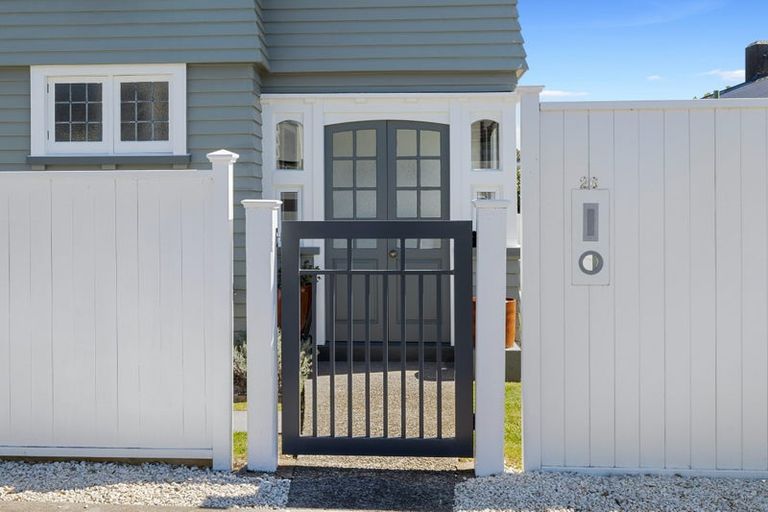 Photo of property in 26 Baring Terrace, Strandon, New Plymouth, 4312