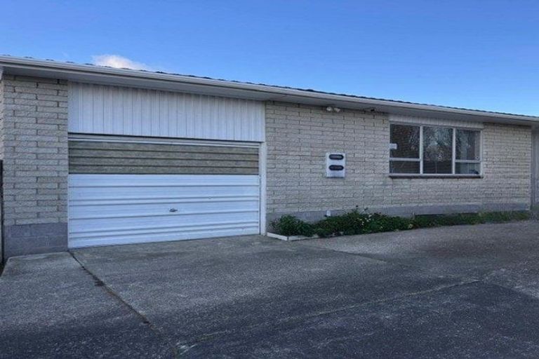 Photo of property in 2/136 Chivalry Road, Glenfield, Auckland, 0629