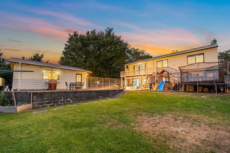 Photo of property in 2 Oaklands Grove, Clouston Park, Upper Hutt, 5018
