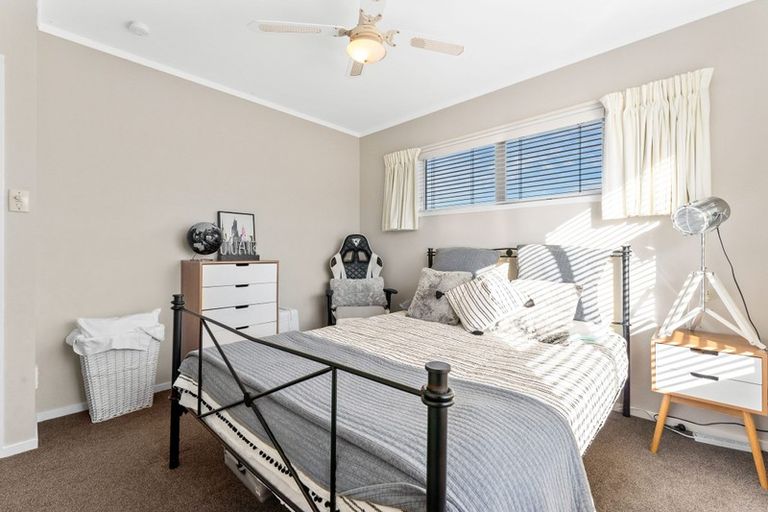 Photo of property in 16 Knightsbridge Drive, Forrest Hill, Auckland, 0620