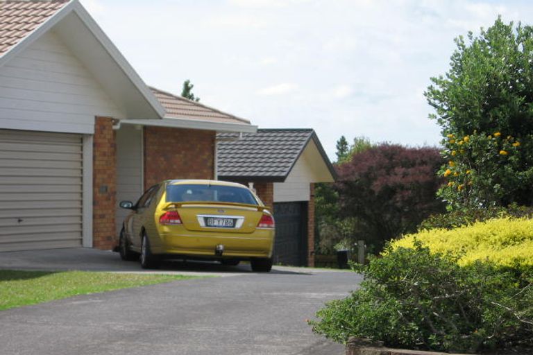 Photo of property in 24 Heversham Place, Glendene, Auckland, 0602