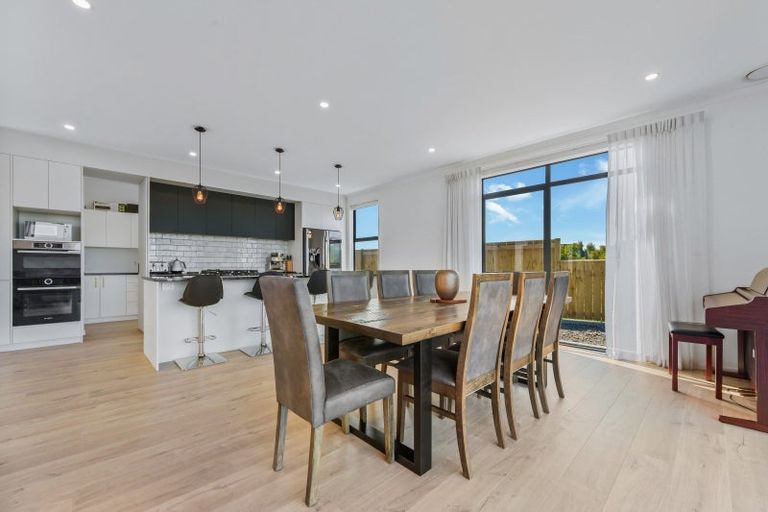 Photo of property in 67 Vaucluse Heights, Fitzherbert, Palmerston North, 4410