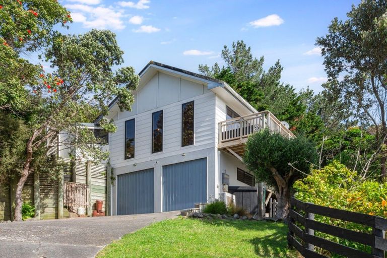 Photo of property in 104 Airlie Road, Plimmerton, Porirua, 5026
