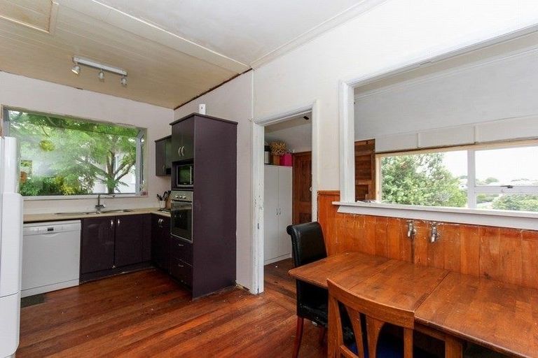 Photo of property in 166 Seaview Road, Westown, New Plymouth, 4310