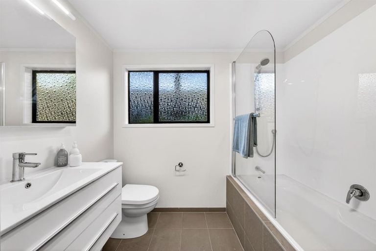 Photo of property in 2/10 Sylvan Park Avenue, Milford, Auckland, 0620