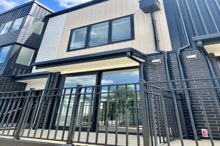 Photo of property in 10/19 Windlass Street, Long Bay, Auckland, 0630