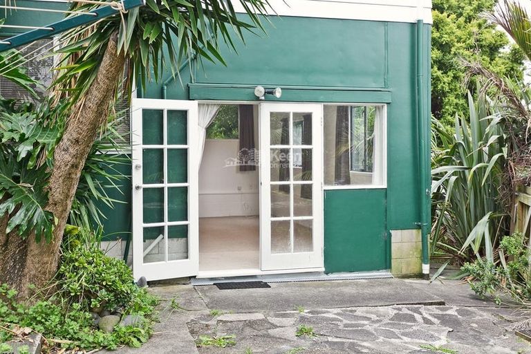 Photo of property in 90 Sunnyside Road, Sunnyvale, Auckland, 0612