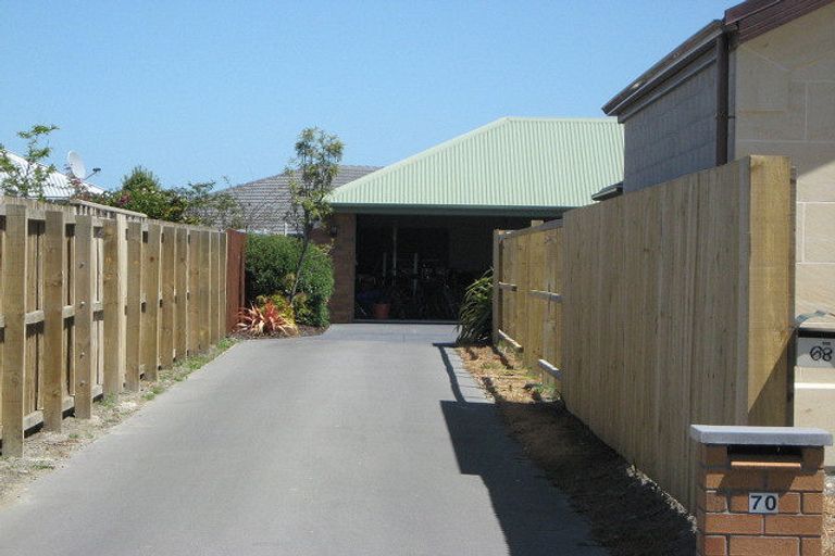 Photo of property in 70 Willowview Drive, Redwood, Christchurch, 8051