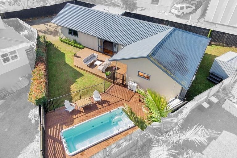 Photo of property in 2/103 Bond Crescent, Forrest Hill, Auckland, 0620