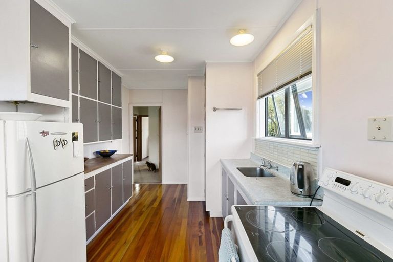 Photo of property in 76 Taylor Terrace, Tawa, Wellington, 5028