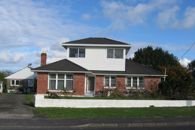 Photo of property in 2 Toru Street, Te Atatu Peninsula, Auckland, 0610
