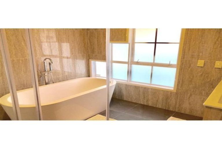 Photo of property in 10 Oakpark Place, West Harbour, Auckland, 0618