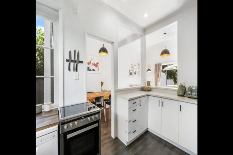 Photo of property in 2/18 Reid Road, New Lynn, Auckland, 0600