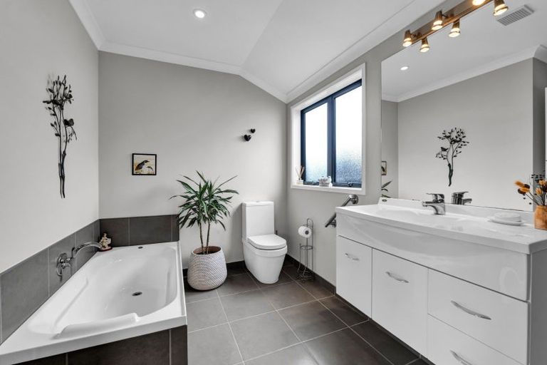 Photo of property in 1/276 Mangorei Road, Merrilands, New Plymouth, 4312