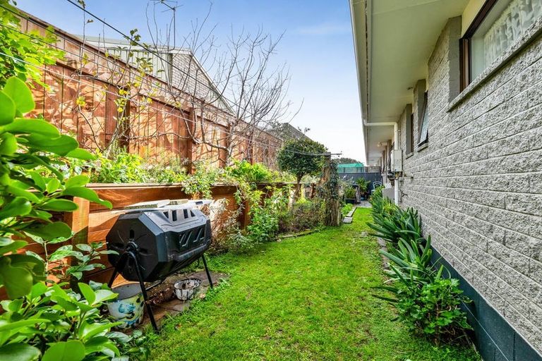 Photo of property in 8a Birdwood Avenue, Moturoa, New Plymouth, 4310