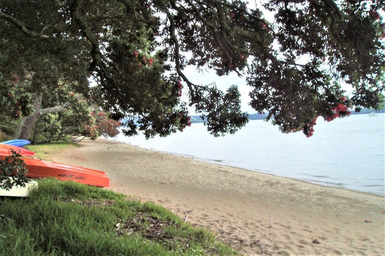 Photo of property in 55 Te Taniwha Road, One Tree Point, 0118