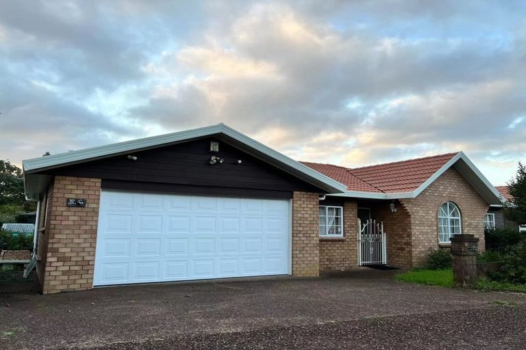 Photo of property in 30 Taupiko Place, Green Bay, Auckland, 0604