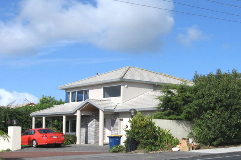 Photo of property in 121 Hobsonville Road, West Harbour, Auckland, 0618
