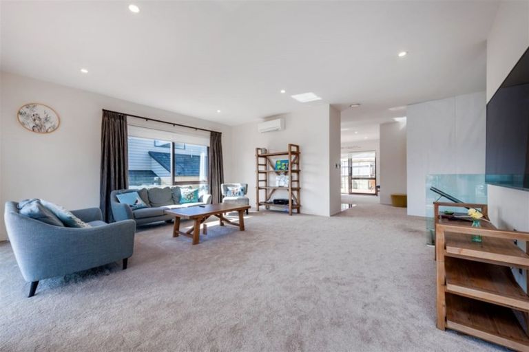 Photo of property in 21 Midhurst Avenue, Henderson, Auckland, 0612