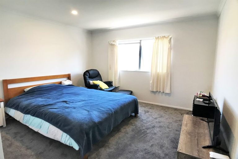 Photo of property in 2/198 Archers Road, Glenfield, Auckland, 0629