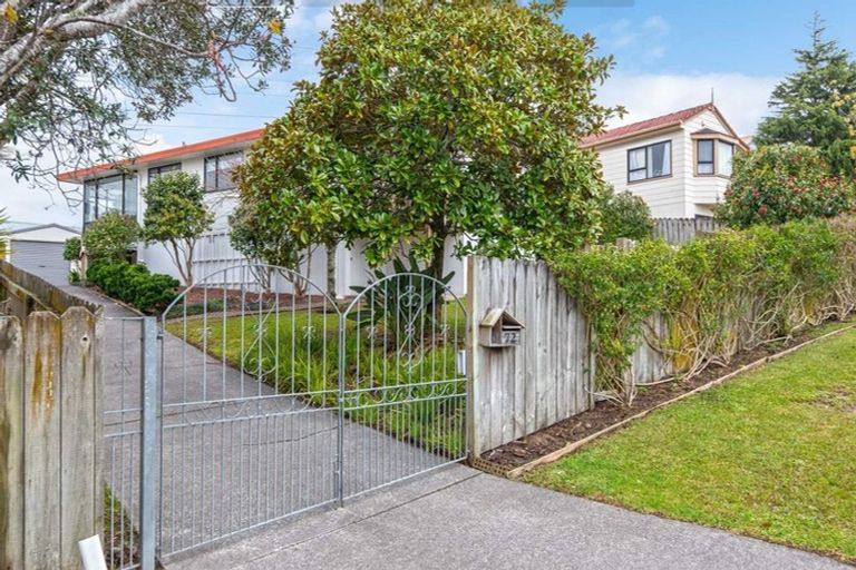 Photo of property in 72 Totaravale Drive, Totara Vale, Auckland, 0629
