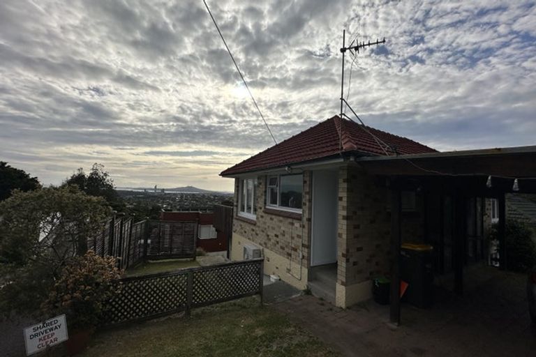 Photo of property in 1/177 Glenfield Road, Hillcrest, Auckland, 0627