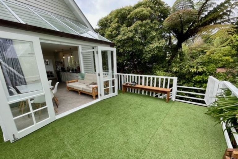 Photo of property in 10 Paisley Terrace, Karori, Wellington, 6012