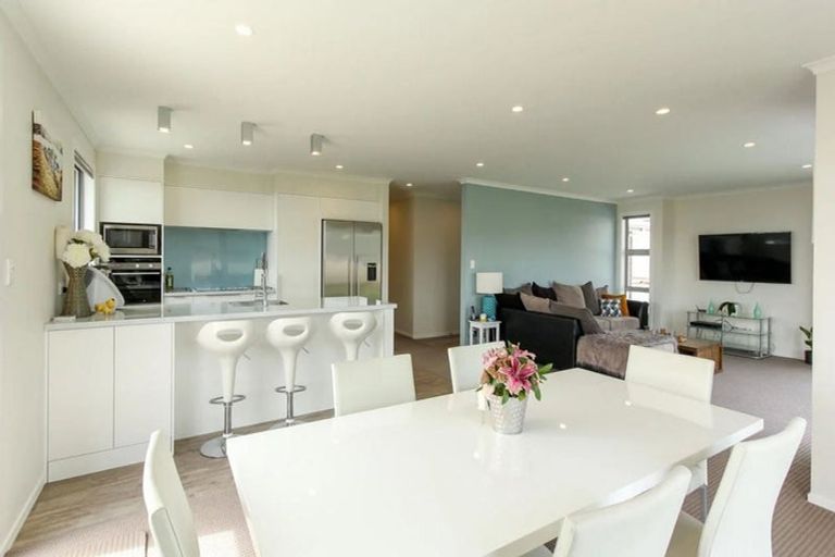 Photo of property in 2 Rayner Way, Glen Avon, New Plymouth, 4312