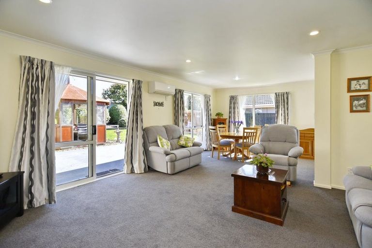 Photo of property in 15 Willowview Drive, Redwood, Christchurch, 8051