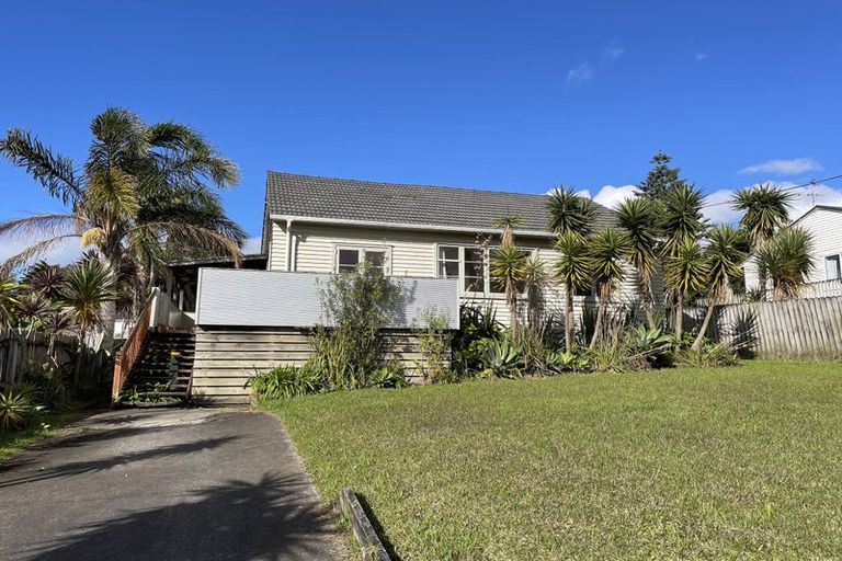 Photo of property in 17 Blacklock Avenue, Henderson, Auckland, 0612