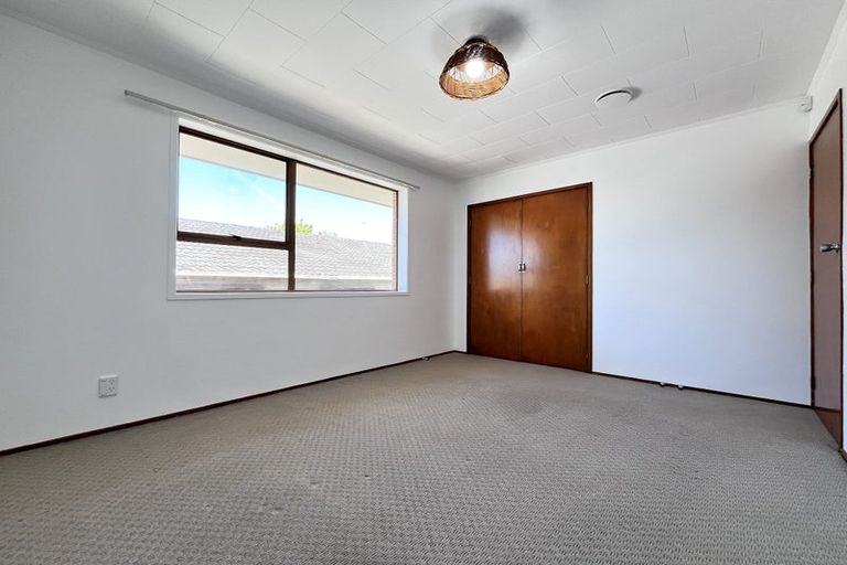 Photo of property in 28 Butterworth Drive, Glendene, Auckland, 0602