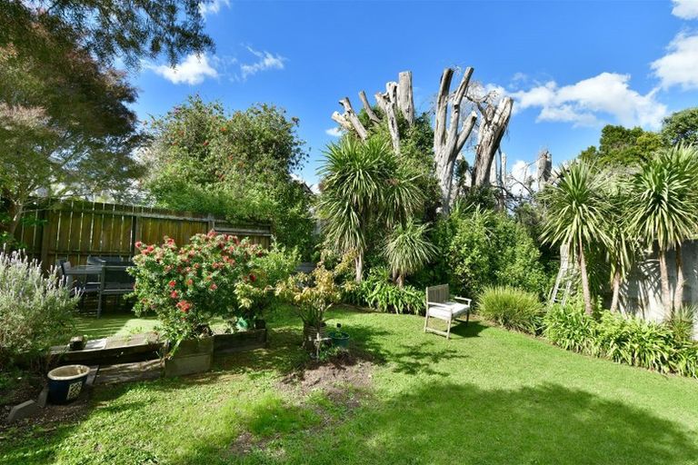 Photo of property in 10 John Road, Stanmore Bay, Whangaparaoa, 0932