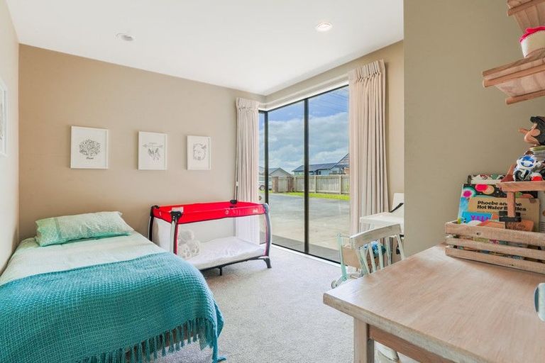 Photo of property in 76 Rototuna Road, Rototuna, Hamilton, 3210