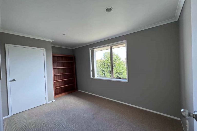 Photo of property in 5 Sunvista Avenue, Oteha, Auckland, 0632
